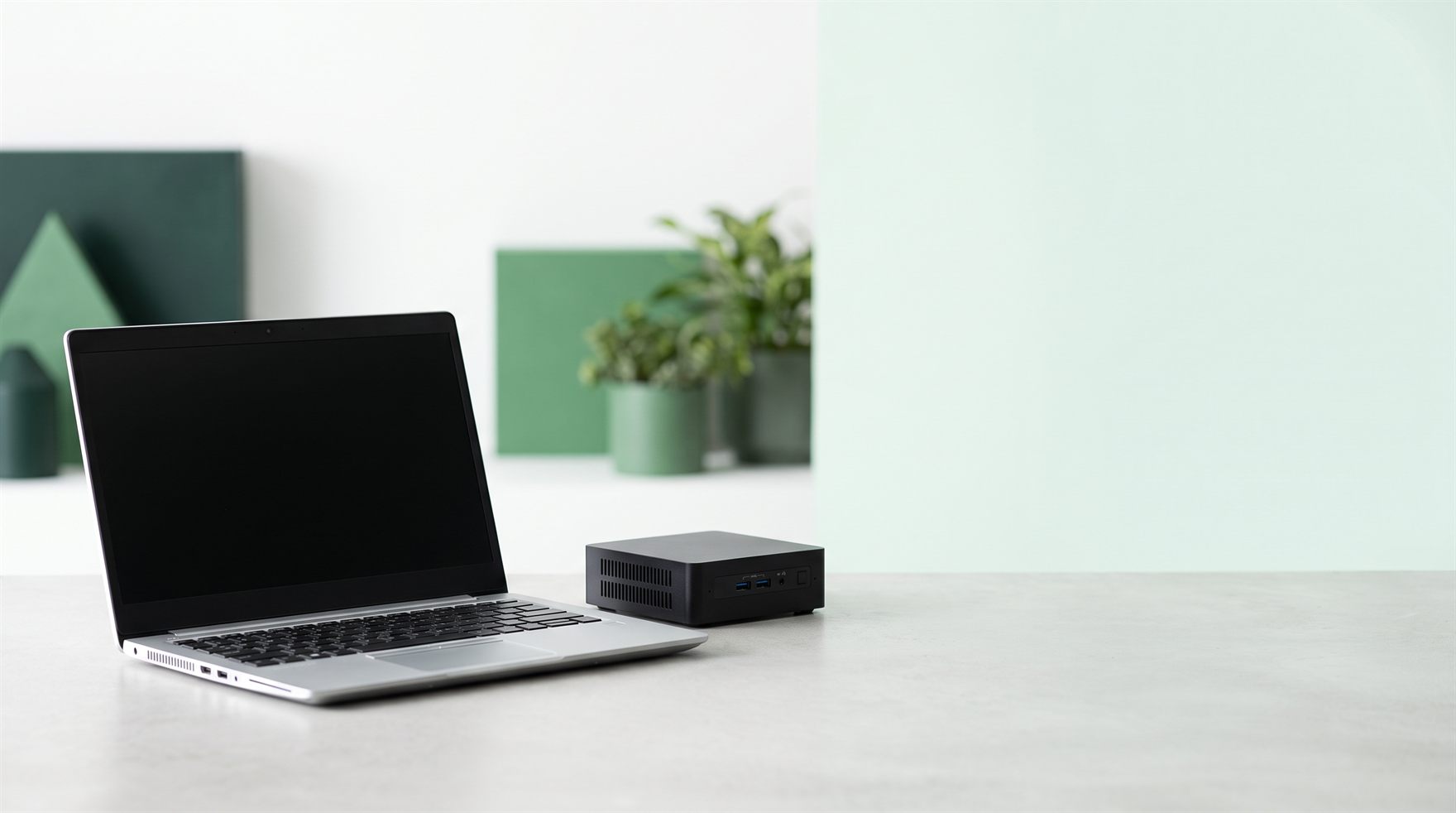 Refurbished Business-Laptop und Mini-PC von ReWerk auf einem Schreibtisch